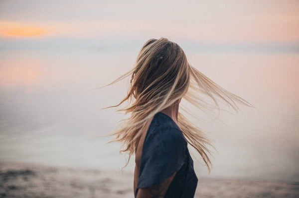 How to curl your hair with a straightener in 3 different ways